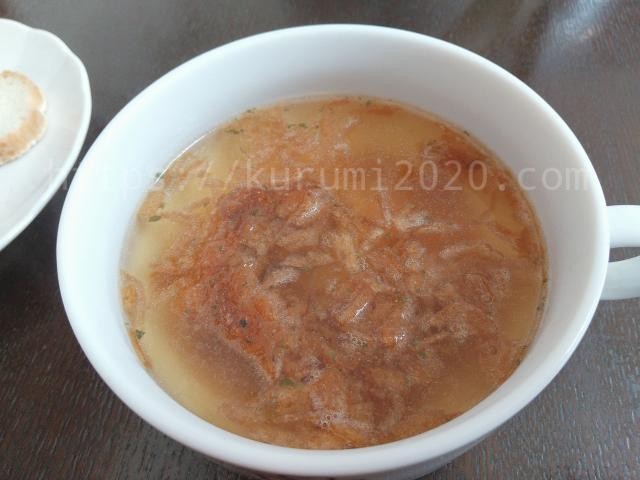 お湯でふやけるオニオングラタンスープ